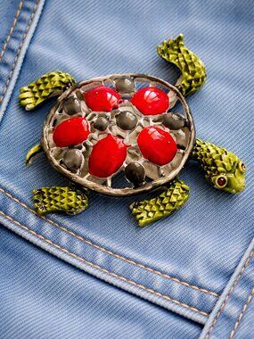VTG Turtle Brooch Red Cabochon Shell Green Enamel Gold Tone Figural Tortoise Pin